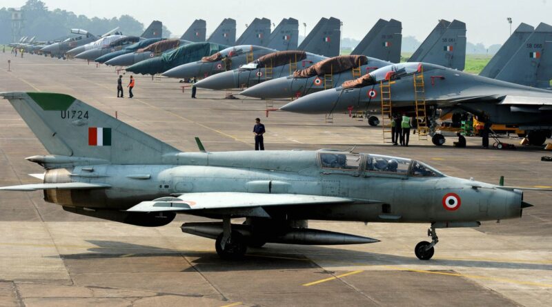 Dehradun: तेज़ गर्जना के साथ आसमान में उड़ते रहे वायु सेना के विमान , लोगों के बीच उत्सुकता